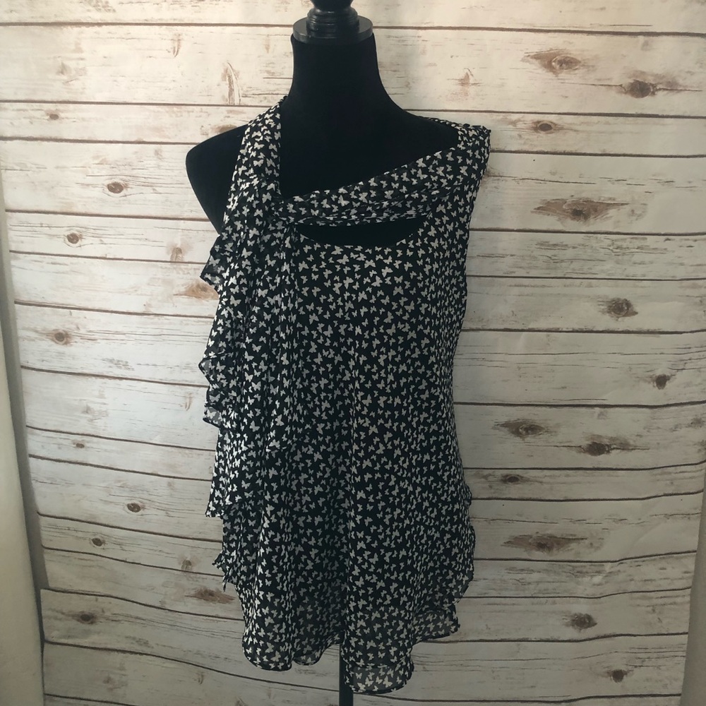 Cute blouse with tie front detail